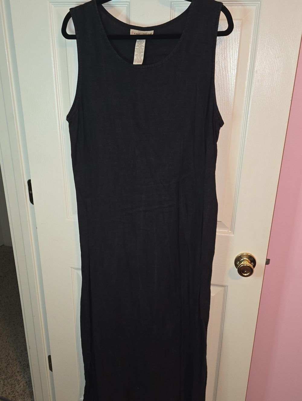 Sleeveless Black Maxi Dress with Scoop Neck